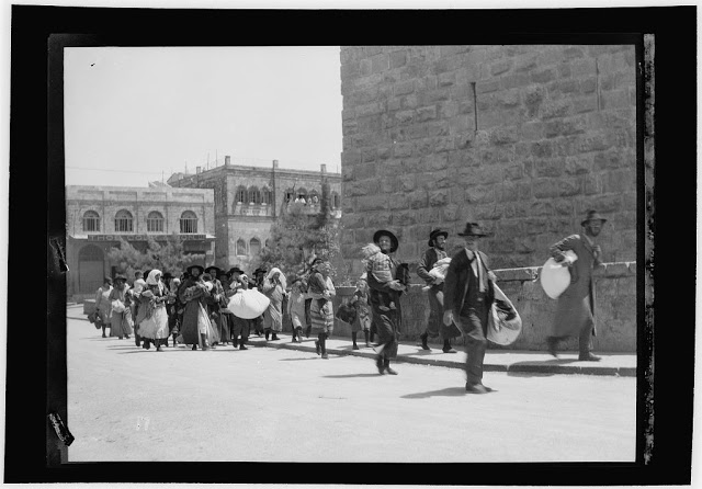 Иерусалим. Старый город. Поток евреев после погрома. 1929